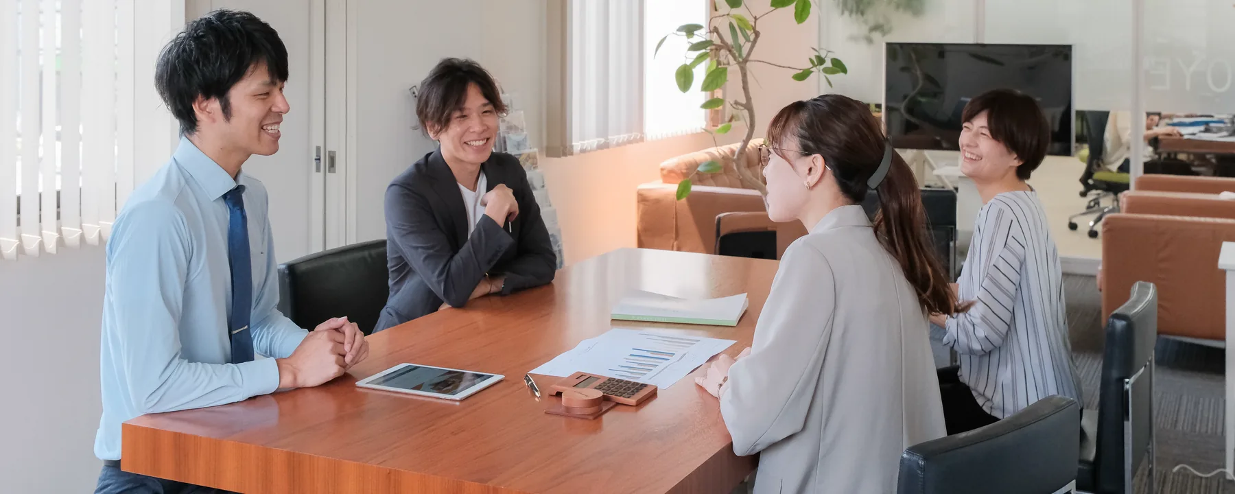 打ち合わせをする税理士法人GrowUpのスタッフ
