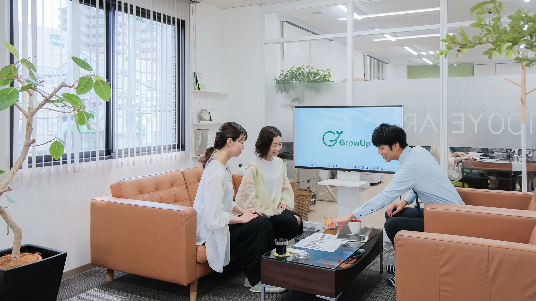 チームで経理業務にあたる税理士法人GrowUpのスタッフ