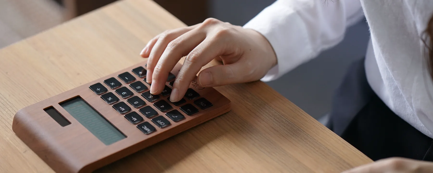 電卓で料金を計算する手元
