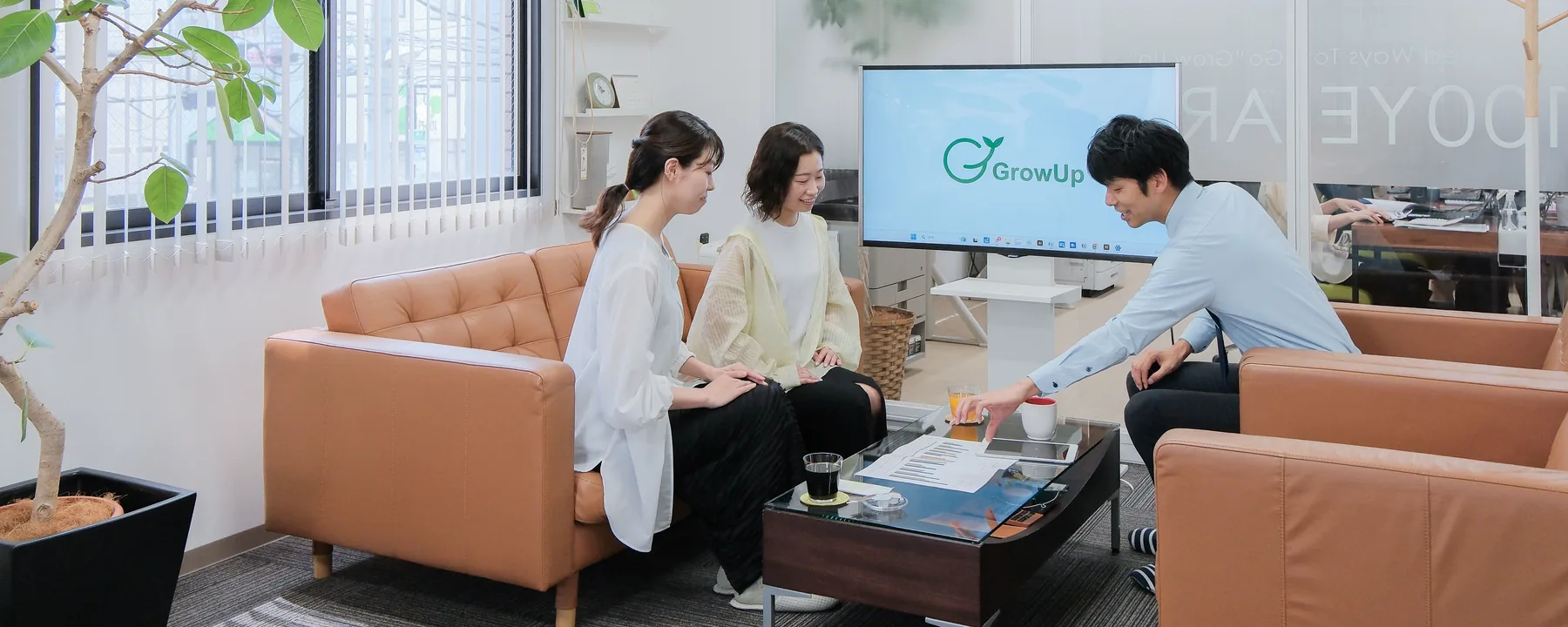 チームで分担して経理業務にあたる税理士法人GrowUpのスタッフ